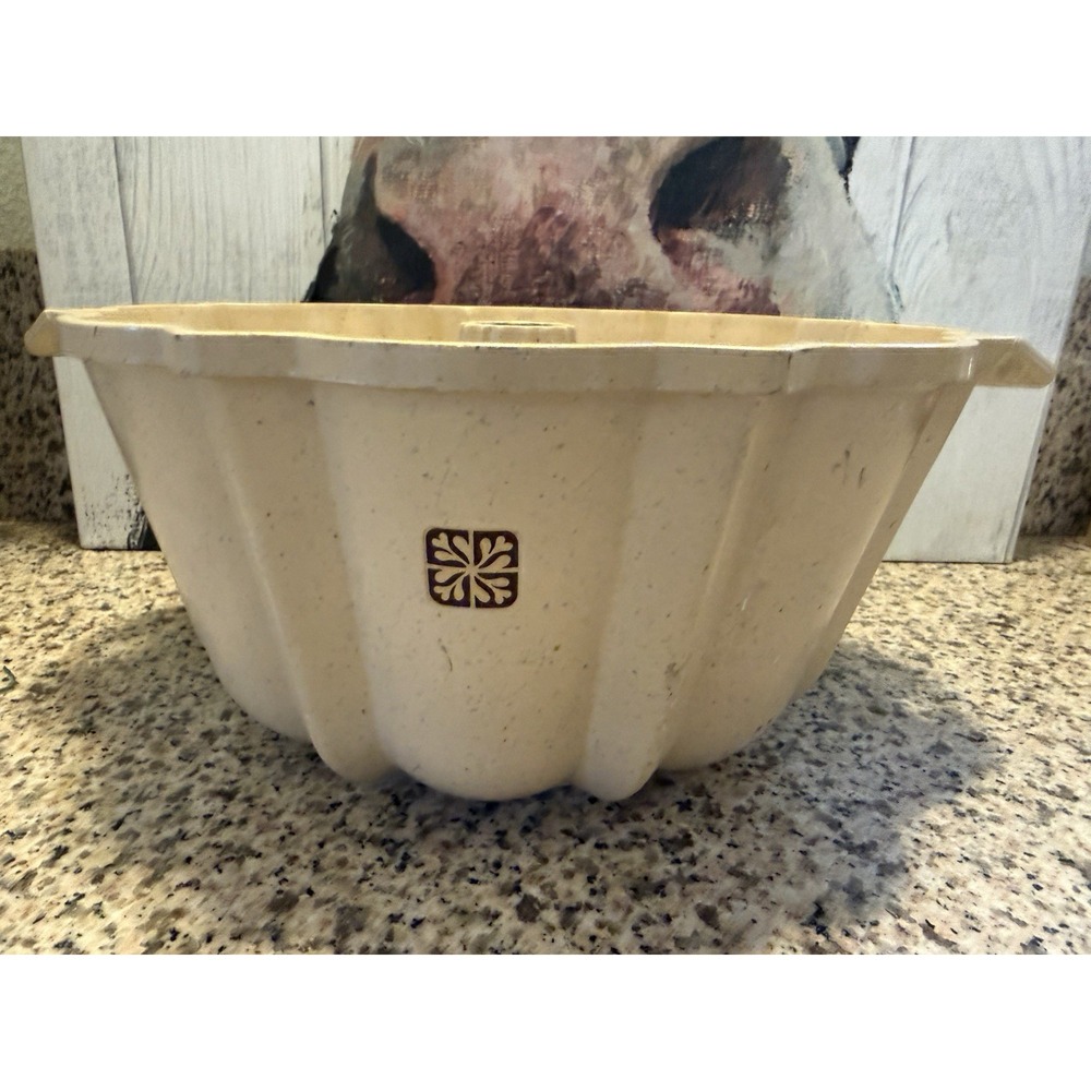 Vintage 1982 LITTONWARE Fluted Cake Pan 4 Qt ~ 10" Microwave and Oven Cookware